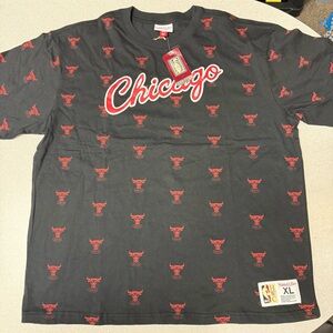 Mitchell & Ness Chicago Bulls Script Allover Logo Tee - Black/Red